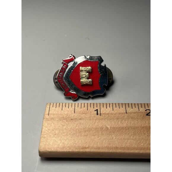 Vintage US Army Engineer Corps Pin Badge Essayons Red Shield Castle Made in USA - Picture 3 of 4